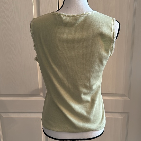 ⭐️ NEW YORK & COMPANY - Green Sleeveless Top - Size Large - Picture 4 of 10